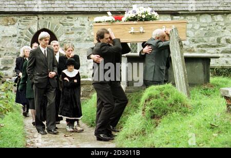Fichier de bibliothèque retransmis. Le Dr Shaun Russell et sa fille Josie suivent l'un des deux cercueils jusqu'à leur dernier lieu de repos à Dolbamaen, au nord du pays de Galles, le 5 octobre 1996. Photo de Dave Kendall. Banque D'Images