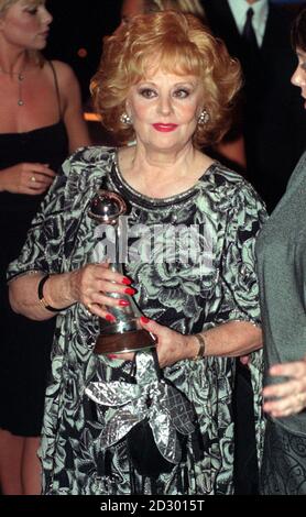 PA NEWS 27/10/98 L'ACTRICE BARBARA KNOX, QUI JOUE RITA DANS LE PROGRAMME DE TÉLÉVISION 'COURONNEMENT STREET', AUX PRIX NATIONAUX DE LA TÉLÉVISION DANS LE ROYAL ALBERT HALL DE LONDRES. * image de fichier de bibliothèque datée du 27/10/98 de l'actrice Barbara KNOX, qui joue Rita Sullivan dans le programme de télévision Coronation Street. Furious Coronation Street stars sont en discussion avec les gestionnaires de la hit SOAP sur des propositions qui réduiraient leurs salaires, il a été révélé, mardi 12 2001 juin. Des légendes telles que KNOX et Bill Roache, qui joue Ken Barlow, font face à des réductions de salaire pour aligner leurs gains sur les autres étoiles de Th Banque D'Images