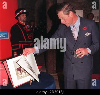 Le Prince de Galles examine une copie des « joyaux de la Couronne - l'histoire du Couronnement » , qui a été lancée ce soir (jeudi) à la Tour de Londres. Décrit comme le travail définitif sur les joyaux de la Couronne d'Angleterre, des copies du livre sont disponibles à 1,000 auprès du bureau de la papeterie. Photo de John Stillwell/PA Banque D'Images