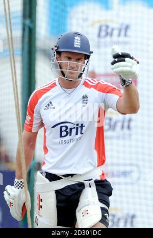 Le capitaine d'Angleterre Andrew Strauss lors d'une session de filets au Kia Oval, à Londres. Banque D'Images