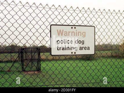 DOSSIER daté du 4/11/98 de la Section des chiens de police d'Essex, au QG de l'école d'instruction d'Essex, à Sandon, près de Chelmsford, dans l'Essex. Un sergent de police et deux gendarmes, basés au quartier général des chiens de police d'Essex , ont été reconnus aujourd'hui (jeudi) coupables de cruauté envers les chiens de police. Mais un magistrat de Chelmsford, dans l'Essex , a rejeté des allégations similaires contre un inspecteur de police. Photo de Sean Dempsey. Voir PA COURTS chiens. Banque D'Images