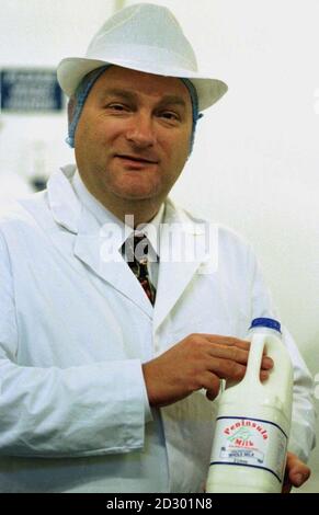 Le ministre de l'Agriculture, Nick Brown, a photographié aujourd'hui (lundi) lors d'une visite à l'usine de production de lait péninsulaire d'Okehampton, à Devon. Photo de Richard Lappas/PA. Banque D'Images