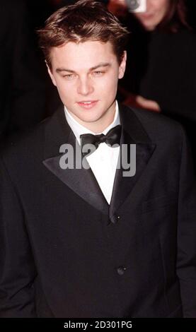 La star du Titanic Leonardo DiCaprio arrive sur la place Odeon Leicester où se déroulait la première royale de 'l'Homme dans le masque de fer'. * Leonardo DiCaprio fête son 24e anniversaire le mardi 11 novembre 1998. Banque D'Images