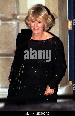 Mme Camilla Parker Bowles quitte ce soir la 50e fête d'anniversaire organisée en l'honneur du prince de Galles dans un manoir appartenant à la famille de Diana Princess of Wales, dans le centre de Londres de St James (jeudi). Photo de Neil Munns/PA. Banque D'Images