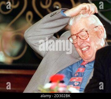 Ian Paisley, chef du Parti unioniste démocratique, appréciant les blagues du membre du parti Sammy Wilson, lors de la conférence annuelle du DUP, à Omagh Co Tyrone, aujourd'hui (samedi). 'Photo de Brian Little/PA Banque D'Images