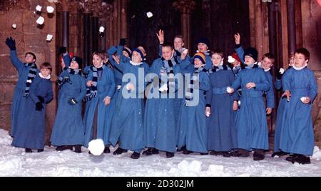 Accords de l'école de la cathédrale de Wells sur le PolarSnow spécialement fait à la cathédrale aujourd'hui (mardi). La neige a été fabriquée par la société de gaz industriels Air Products après que le chœur de la cathédrale ait demandé de l'aide pour la couverture de son prochain CD. Le maître des choristes Malcolm Archer voulait que la photo montre les garçons de choristes qui hurlant des boules de neige avec le bâtiment historique en arrière-plan. Voir PA Story SOCIAL/Snow. Photo Barry Banque D'Images