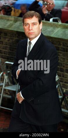 Le duc d'York, ancien mari de la duchesse de York, arrive à l'église Saint-Paul de Knightsbridge, Londres, le mardi 15 décembre 1998 pour un service commémoratif à Mme Susan Barrantes, la mère de la duchesse, qui est décédée en septembre dans un accident de voiture en Argentine. En plus de la duchesse et de ses enfants, d'autres personnes présentes comprenaient le père de la duchesse, le major Ron Ferguson, et sa femme Susan, la duchesse de Kent, et Paul Burrell, l'ancien maître d'hôtel de Diana, la princesse de Galles. Voir PA Story ROYAL Barrantes (remplaçant). Photo PA: John Stillwell Banque D'Images