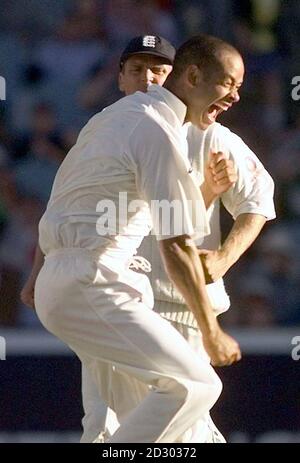 Dean Headley, le gardien de l'équipe d'Angleterre, célèbre devant le capitaine Alec Stewart après avoir fait attraper Matthew Nicholson en Australie par le gardien de cricket Warren Hogg lors du quatrième test au Melbourne Cricket Ground. L'Angleterre a gagné le match par 12 courses. Banque D'Images