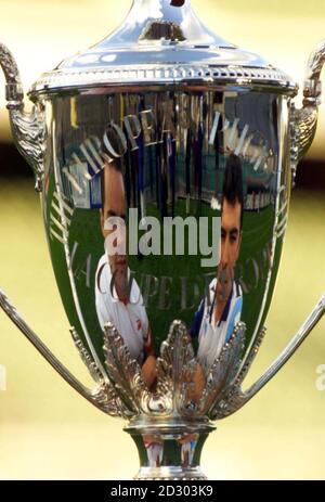 Andy Ward (à gauche) et Jean-Luc Sadourny, capitaine de Colomiers (France), se retrouvent dans la coupe d'Europe lors d'une conférence de presse à Lansdowne Road, Dublin, en prévision de la finale de la coupe de l'Union européenne de rugby le 30 janvier 1999. Banque D'Images