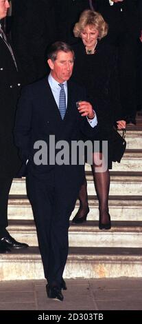 Le Prince de Galles et Camilla Parker Bowles sortent ensemble pour la première fois après un dîner-danse du 50e anniversaire pour la sœur de Mme Parker Bowles, Annabel Elliott, à l'hôtel Ritz du centre de Londres. Banque D'Images