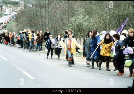 1ER AVRIL : ce jour de 1983, des milliers de manifestants pour la paix ont formé une chaîne humaine s'étendant sur 14 kilomètres le long d'un itinéraire que les manifestants ont appelé « Nuclear Valley », dans le Berkshire.La manifestation a été organisée par la campagne pour le désarmement nucléaire.Le CND a déclaré qu'un total de 80,000 personnes ont participé à la manifestation, bien qu'un porte-parole de la police ait indiqué le nombre à 40,000.La chaîne a commencé à la base aérienne américaine de Greenham Common, a passé le centre de recherche nucléaire d'Aldermaston et s'est terminée à l'usine de munitions de Burghfield.RAF Greenham Common Air base, le site des manifestations de paix des femmes continuos f Banque D'Images