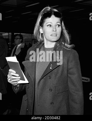 L'actrice Ursula Andress, à l'aéroport de Heathrow, sur son chemin vers une île des mers du Sud après avoir terminé le travail sur le film James Bond 'Casino Royale' avec Peter Sellers. Banque D'Images