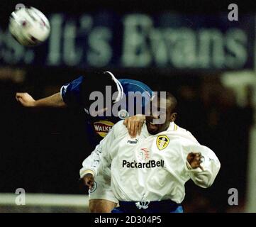 Mustafa Izzett, de Leicester City (à gauche), lutte pour le ballon avec Jimmy Floyd Hasselbaink, de Leeds United, lors de leur affrontement de Premiership à Filbert Street.Leeds United a remporté le match 2-1. Banque D'Images