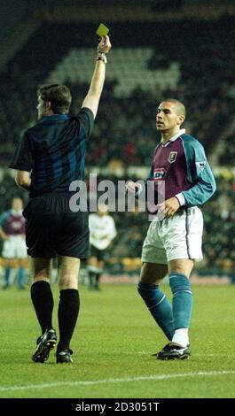 Cette image ne peut être utilisée que dans le contexte d'une fonction éditoriale. Stan Collymore (R) d'Aston Villa reçoit une carte jaune de l'arbitre G. Willard lors de son match de football FA Premiership contre le comté de Derby à Pride Park, Derby. Banque D'Images