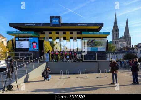 Chartres, France - 13 octobre 2019 : l'équipe Natura4Ever-Roubaix-Lille Metropole est sur le podium à Chartres, lors de la présentation des équipes avant l'a Banque D'Images