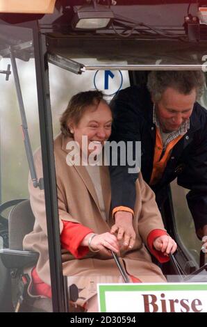 Le secrétaire d'Irlande du Nord, Mo Mowlam, prend le contrôle d'un JCB pour la cérémonie de découpe de la terre au Warrington Peace Centre à Warrington. Banque D'Images