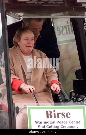 Le secrétaire d'Irlande du Nord, Mo Mowlam, prend le contrôle d'un JCB pour la cérémonie de découpe de la terre au Warrington Peace Centre à Warrington. Banque D'Images