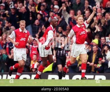 Ray Parlor, d'Arsenal (à droite), célèbre avec ses coéquipiers Patrick Vieira (au centre) et Dennis Bergkamp après avoir ouvert le score lors du match FA Premiership de son côté contre Coventry City au stade Highbury. Arsenal a remporté le match 2-0. Banque D'Images