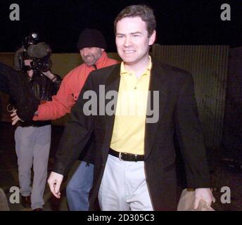 Les hommes de l'IRA Gerard McDonnell et Thomas Quigley (à droite) marchent loin de la prison de Maze après leur libération aux termes de l'accord de paix du Vendredi Saint après qu'un juge de la haute Cour a rejeté une contestation judiciaire par le Secrétaire à l'intérieur Jack Straw pour les garder en prison. Et un troisième homme, Paul Kavanagh Banque D'Images