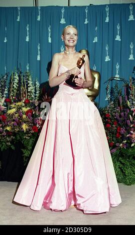 L'actrice américaine Gwyneth Paltrrow avec son Oscar de la meilleure actrice pour son rôle dans 'Shavespeare in Love' lors du 71e Academy Awards annuel, à Los Angeles.La robe de soirée de Gwyneth a été conçue par Ralph Lauren. Banque D'Images