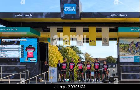 Chartres, France - 13 octobre 2019 : l'équipe Natura4Ever-Roubaix-Lille Metropole est sur le podium à Chartres, lors de la présentation des équipes avant l'a Banque D'Images