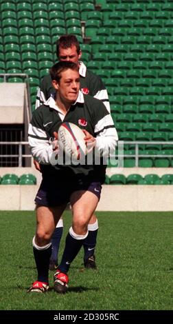 Newcastle Falcons's Jonny Wilkinson (avant) lors d'une session d'entraînement de rugby en Angleterre à Twickenham à Londres, avant leur match de rugby du Championnat des cinq nations contre le pays de Galles. Banque D'Images