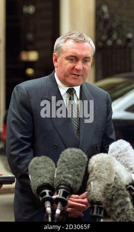 Le Premier ministre irlandais Bertie Ahern, à l'extérieur du numéro 10 Downing Street , où il participe à des pourparlers pour résoudre l'impasse actuelle sur la mise en œuvre de l'accord du Vendredi Saint. Banque D'Images