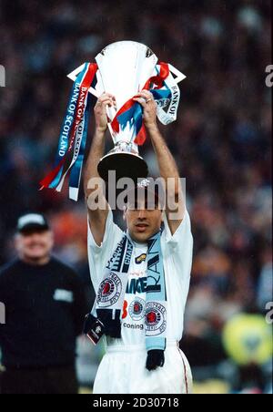 Le capitaine de l'équipe de football américain de bational Claudio Reyna tient ce soir la coupe Scottish Premiership (dimanche 9 1999 mai) à Ibrox Park à Glasgow, après que les Rangers de Glasgow ont remporté le premier écossais. Photos PA Banque D'Images