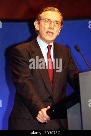 Sir Norman Fowler, secrétaire d'État adjoint à l'Environnement et aux Transports, s'adresse à la Conférence des gouvernements locaux conservateurs à l'hôtel de ville de Kensington à Londres. 14/5/99: Fowler va se lever du Cabinet fantôme de William Hague. Photo PA par Samantha Pearce/PA Banque D'Images