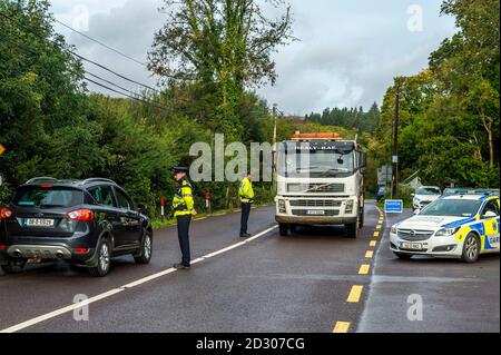 Glengarriff, West Cork, Irlande. 7 octobre 2020. Gardai man un point de contrôle à la périphérie de Glengarriff ce matin, alors que tout le pays entre dans les restrictions de niveau 3 de la COVID-19. Gardai exploite 132 postes de contrôle dans tout le pays et environ 2,500 agents participent à l'opération Fanacht. Crédit : AG News/Alay Live News Banque D'Images