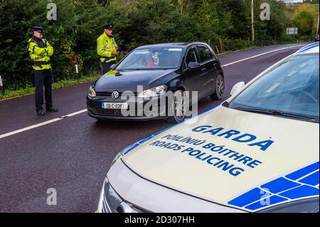 Glengarriff, West Cork, Irlande. 7 octobre 2020. Gardai man un point de contrôle à la périphérie de Glengarriff ce matin, alors que tout le pays entre dans les restrictions de niveau 3 de la COVID-19. Gardai exploite 132 postes de contrôle dans tout le pays et environ 2,500 agents participent à l'opération Fanacht. Crédit : AG News/Alay Live News Banque D'Images