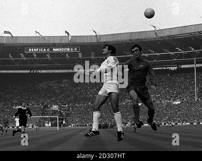 PA NEWS PHOTO 29/5/68 JOHN ASTON, DE MANCHESTER UNITED, HEURTS DANS UN DUEL DE TÊTE AVEC ADOLFO DE L'ÉQUIPE PORTUGAISE BENFICA, DANS LA FINALE DE LA COUPE EUROPÉENNE À WEMBLEY, LONDRES. Banque D'Images