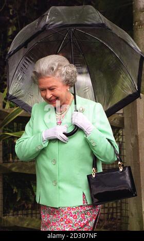 La Reine fait une visite au salon des fleurs de Chelsea, sur le terrain de l'hôpital Royal, à Chelsea. Le spectacle annuel de la Royal Horticultural Society s'ouvre au public le 25 mai. Banque D'Images