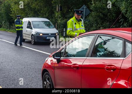 Glengarriff, West Cork, Irlande. 7 octobre 2020. Gardai man un point de contrôle à la périphérie de Glengarriff ce matin, alors que tout le pays entre dans les restrictions de niveau 3 de la COVID-19. Gardai exploite 132 postes de contrôle dans tout le pays et environ 2,500 agents participent à l'opération Fanacht. Crédit : AG News/Alay Live News Banque D'Images