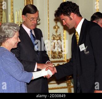 La Reine serre la main avec le cricketer de New Zealander Chris Cairns lors d'une réception au Palais de Buckingham à Londres pour les équipes de cricket de la coupe du monde. Banque D'Images