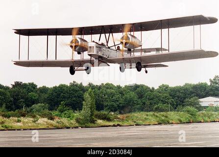 La reine d'argent, un cockpit ouvert , bi-avion (bombardier de la première Guerre mondiale) part pour voler 8,500 miles vers l'Afrique du Sud, dans un re-encatement historique d'un vol 1920, suivant là où possible l'itinéraire. Banque D'Images