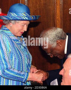 L'archevêque Desmond Tutu remercie la reine Elizabeth II de Grande-Bretagne après avoir reçu la Médaille Wilberforce dans le Guildhall de Hull. L'archevêque Tutu doit donner la conférence Wilberforce à Hull dans la soirée. * la Reine assistait à plusieurs événements dans la ville pour marquer le 700e anniversaire de leur Charte royale. Banque D'Images