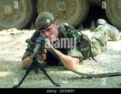 Guardsman Stephen Hughes au cours de l'entraînement de prpratique à la base du groupement tactique du 1er Bataillon des gardes irlandais au camp de Petrovac, Macédoine. Les gardes irlandais font partie des unités de l'armée britannique qui sont encore en attente pour se rendre au Kosovo alors que les pourparlers de paix continuent de stagner. Banque D'Images