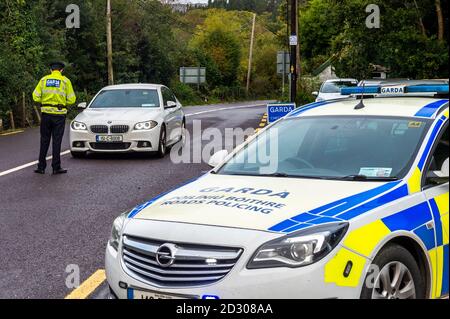 Glengarriff, West Cork, Irlande. 7 octobre 2020. Gardai man un point de contrôle à la périphérie de Glengarriff ce matin, alors que tout le pays entre dans les restrictions de niveau 3 de la COVID-19. Gardai exploite 132 postes de contrôle dans tout le pays et environ 2,500 agents participent à l'opération Fanacht. Crédit : AG News/Alay Live News Banque D'Images