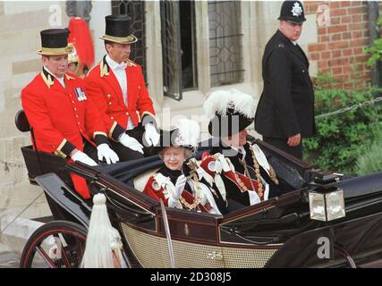 14-06-99 ORDRE LE PLUS NOBLE DE LA CÉRÉMONIE DE LA JARRETIÈRE QUI A EU LIEU AU CHÂTEAU DE WINDSOR. LA REINE QUITTE LA CÉRÉMONIE ACCOMPAGNÉE DU PRINCE PHILIP DANS UNE CHARRIOLE OUVERTE. PHOTO SIMON BROOKE-WEBB. Banque D'Images