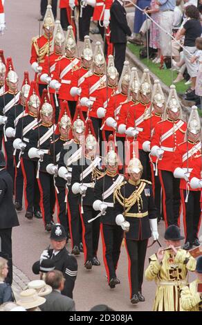 14-06-99 ORDRE LE PLUS NOBLE DE LA CÉRÉMONIE DE LA JARRETIÈRE QUI A EU LIEU AU CHÂTEAU DE WINDSOR. GARDES DANS LA PROCESSION AU DÉBUT DE L'ORDRE DE LA CÉRÉMONIE DE GARTER. PHOTO SIMON BROOKE-WEBB. Banque D'Images