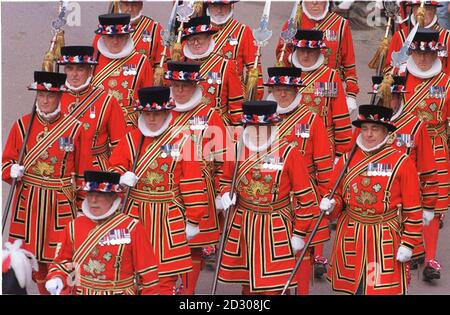 14-06-99 ORDRE LE PLUS NOBLE DE LA CÉRÉMONIE DE LA JARRETIÈRE QUI A EU LIEU AU CHÂTEAU DE WINDSOR. UN DÉTACHEMENT DE LA GARDE DU CORPS DE LA REINE DE LA FEMME DE LA GARDE FORME LA FIN DE LA PROCESSION LORS DE LA CÉRÉMONIE DE GARTER. PHOTO SIMON BROOKE-WEBB. Banque D'Images