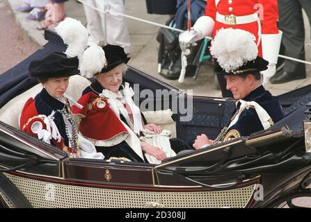 14-06-99 ORDRE LE PLUS NOBLE DE LA CÉRÉMONIE DE LA JARRETIÈRE QUI A EU LIEU AU CHÂTEAU DE WINDSOR. PHOTO SIMON BROOKE-WEBB. LA REINE MOTHERWITH SES PETITS-ENFANTS - LE PRINCE CHARLES ET LA PRINCESSE MARGARET QUITTENT LA CÉRÉMONIE DE LA JARRETIÈRE EN CALÈCHE. Banque D'Images