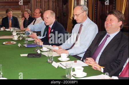 Le chef du parti conservateur William Hague (3e R), avec des membres de son nouveau Cabinet fantôme après un remaniement, dévoilé au Bureau central conservateur. De gauche à droite : Edward Garnier QC MP, Angela Browning MP, David Willetts MP. * ...Michael Ancram QC MP (obscurci), William Hague MP, Sir George Young Bt MP, Lord Strathclyde. Banque D'Images