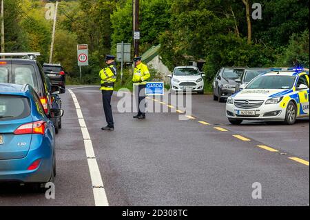 Glengarriff, West Cork, Irlande. 7 octobre 2020. Gardai man un point de contrôle à la périphérie de Glengarriff ce matin, alors que tout le pays entre dans les restrictions de niveau 3 de la COVID-19. Gardai exploite 132 postes de contrôle dans tout le pays et environ 2,500 agents participent à l'opération Fanacht. Crédit : AG News/Alay Live News Banque D'Images