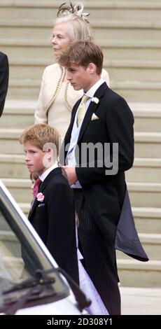 La duchesse de Kent, le prince William (au centre) et le prince Harry après le mariage du prince Edward , le plus jeune fils de la reine Elizabeth II de Grande-Bretagne, et Sophie Rhys-Jones à la chapelle Saint-Georges, au château de Windsor. Banque D'Images