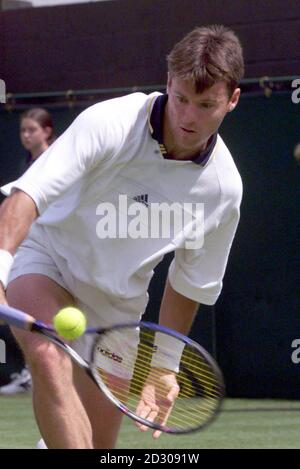 Aucune utilisation commerciale: Miles MacLagan (Royaume-Uni) en action pendant son match contre Boris Becker (Allemagne) aux Chapionships de tennis de Wimbledon. Banque D'Images