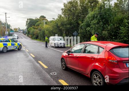 Glengarriff, West Cork, Irlande. 7 octobre 2020. Gardai man un point de contrôle à la périphérie de Glengarriff ce matin, alors que tout le pays entre dans les restrictions de niveau 3 de la COVID-19. Gardai exploite 132 postes de contrôle dans tout le pays et environ 2,500 agents participent à l'opération Fanacht. Crédit : AG News/Alay Live News Banque D'Images