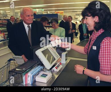Son excellence le président de la République de Hongrie, M. Arpad Gonez, visite un magasin Tesco à Kensngton, Londres, pour faire du shopping avant de retourner à Budapest, ce qui marque la fin de sa visite d'État en Grande-Bretagne d'une semaine. Banque D'Images