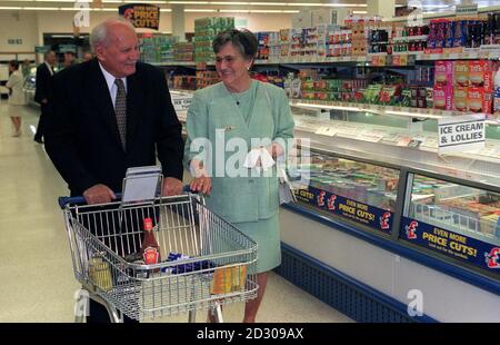 Son excellence le président de la République de Hongrie, M. Arpad Gonez, et son épouse, visitent un magasin Tesco à Kensngton, Londres, pour faire du shopping avant de retourner à Budapest. Cela marque la fin de leur visite d'État d'une semaine en Grande-Bretagne. Banque D'Images